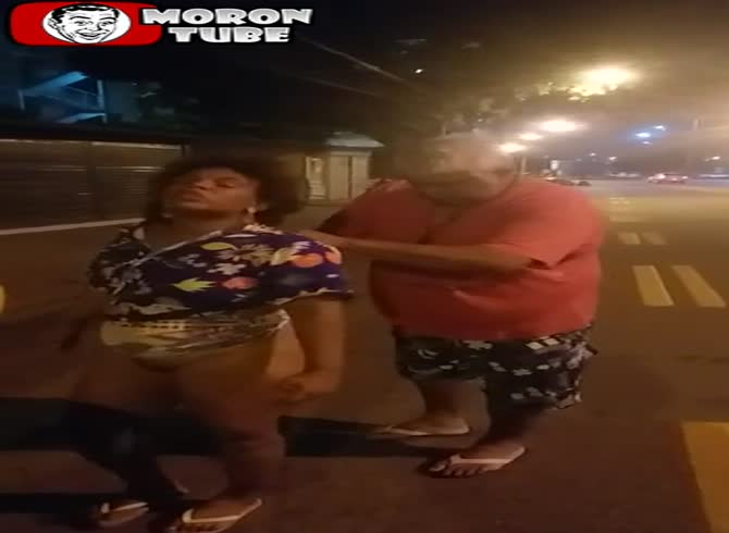 Video :In order to avoid paying for the cab, she conceals her money in her pussy!